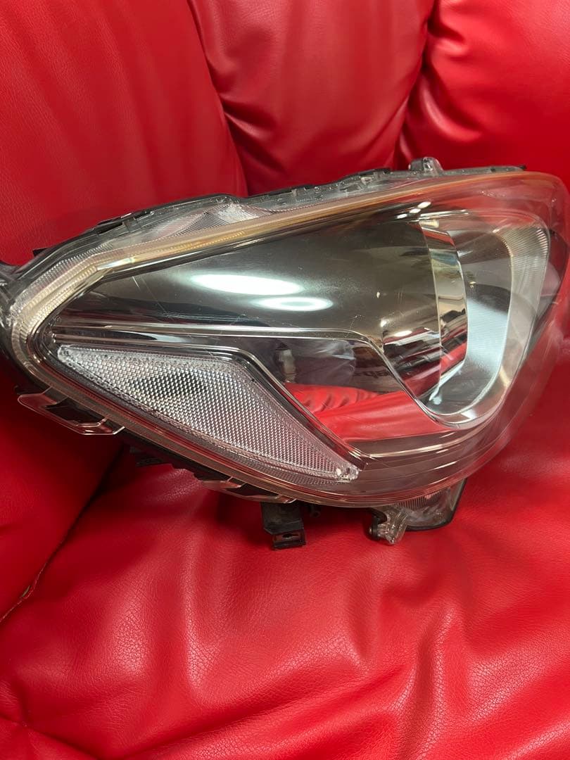 トヨタアクアNHP10 中期　右LEDヘッドライト KOITO 52-293