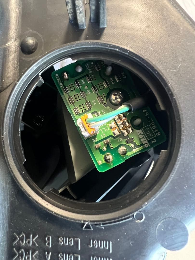 トヨタアクアNHP10 中期　右LEDヘッドライト KOITO 52-293