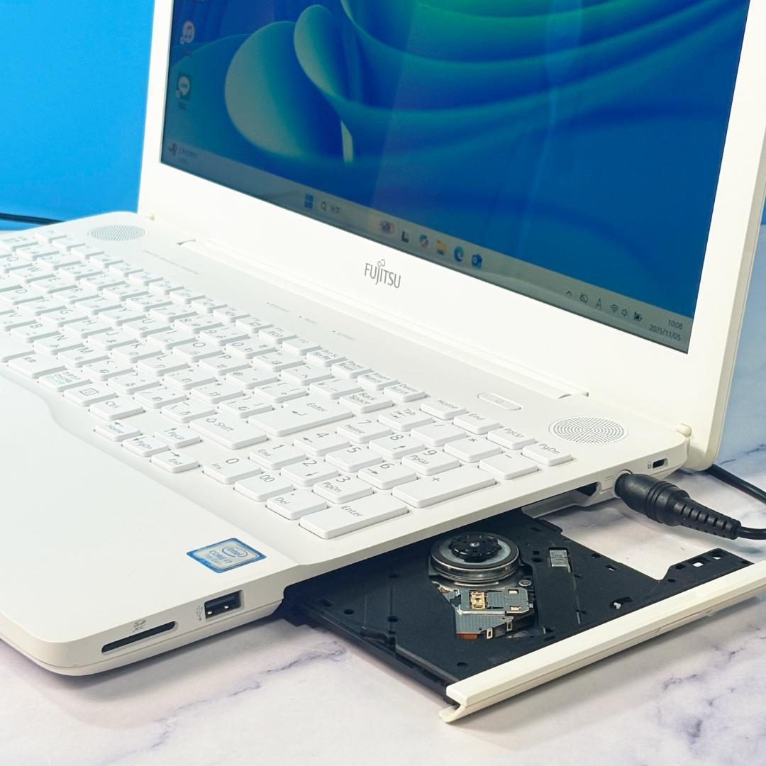 16GBは残りわずか！Corei7・SSD512・ホワイト ノートパソコン