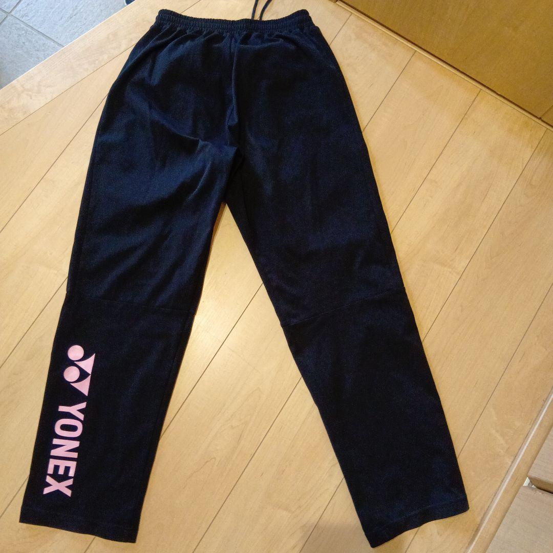 美品　YONEXウォームアップパンツ ブラック☓ライトピンクロゴ入り　ユニМ