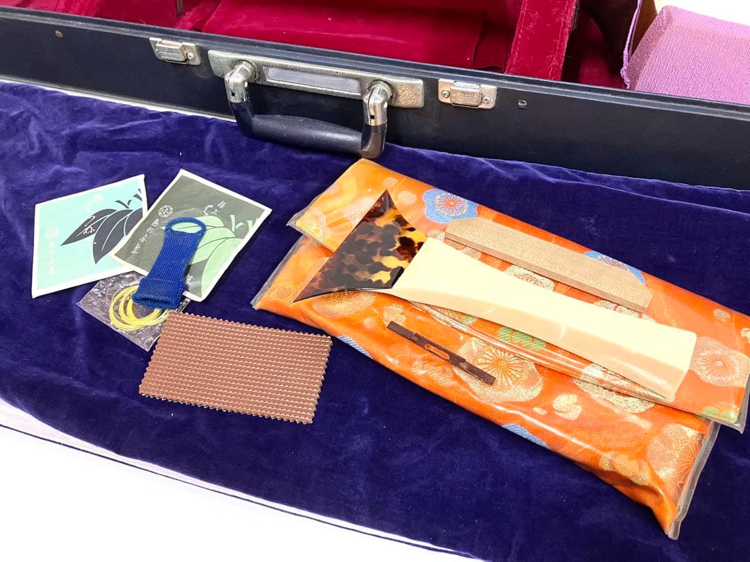 美品◆民謡三味線◆紅木 中棹 東さわり 皮破れ無 鼈甲撥／竹駒／替え弦／ケース付