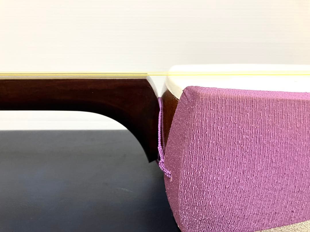 美品◆民謡三味線◆紅木 中棹 東さわり 皮破れ無 鼈甲撥／竹駒／替え弦／ケース付