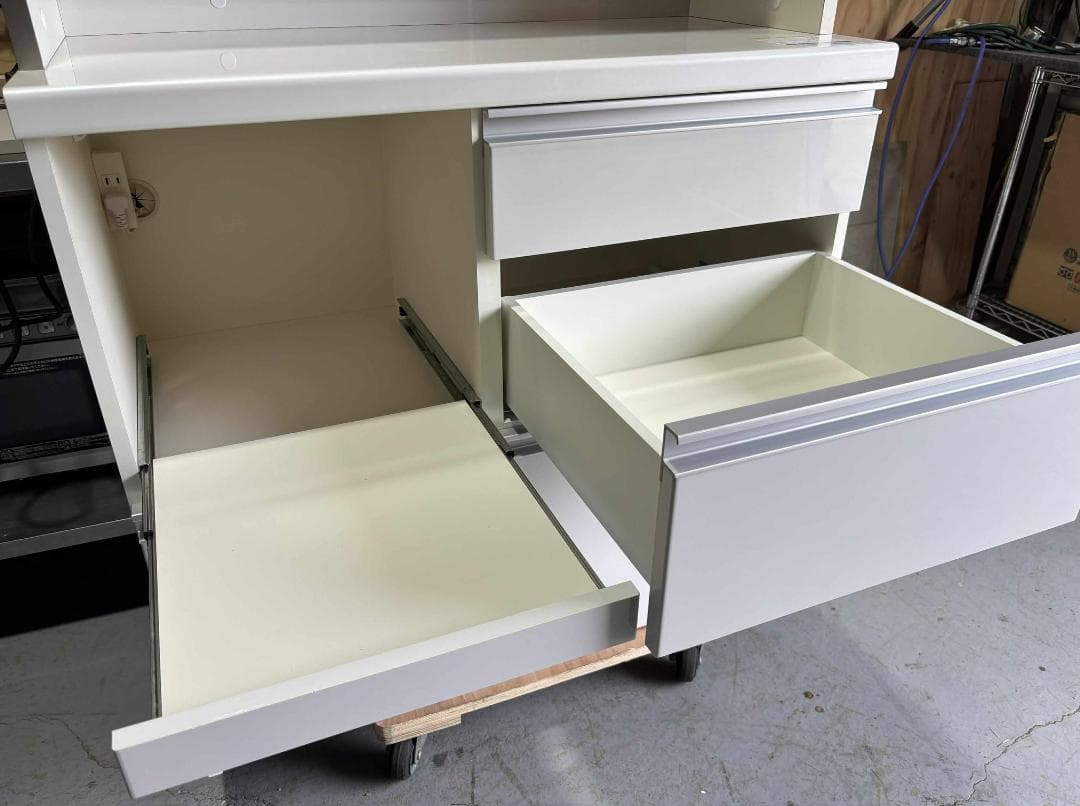 最高級 PAMOUNA キッチンボード、食器棚、幅90cm Used