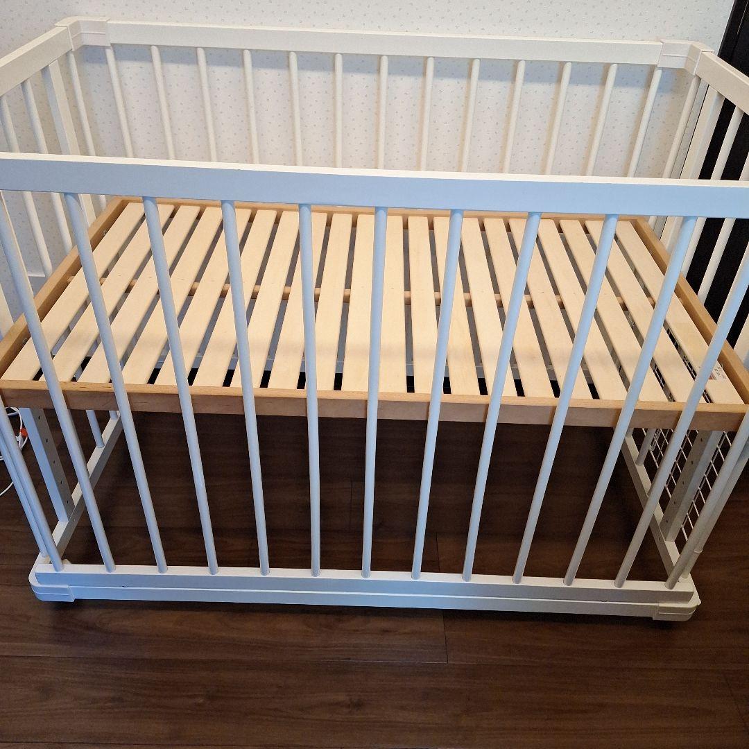 ファルスカ ホワイトベビーベッド　添い寝ベッド