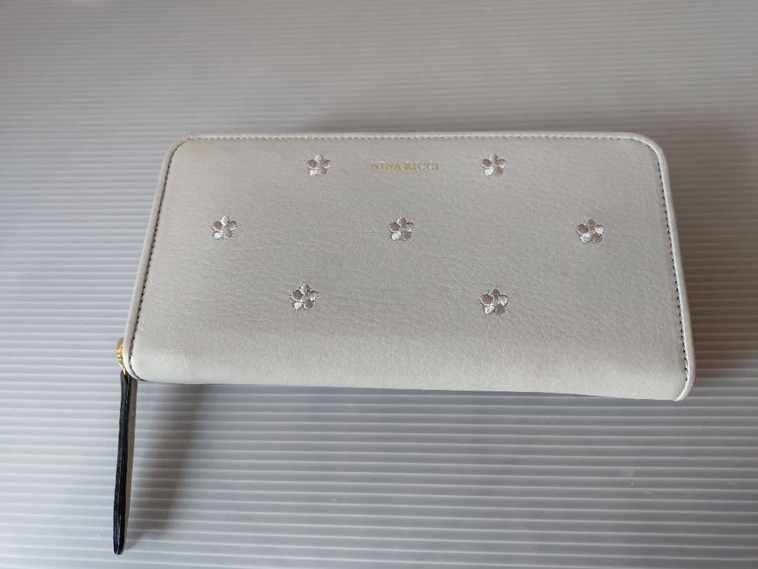 ニナリッチ☆ラウンドファスナー長財布☆ライトグレー