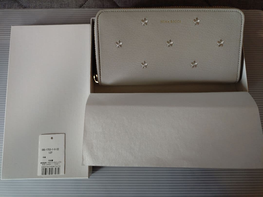ニナリッチ☆ラウンドファスナー長財布☆ライトグレー