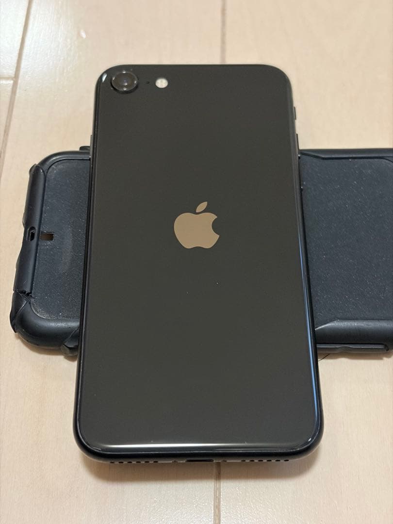 iPhone SE (第2世代)ブラック　画面にひび割れ