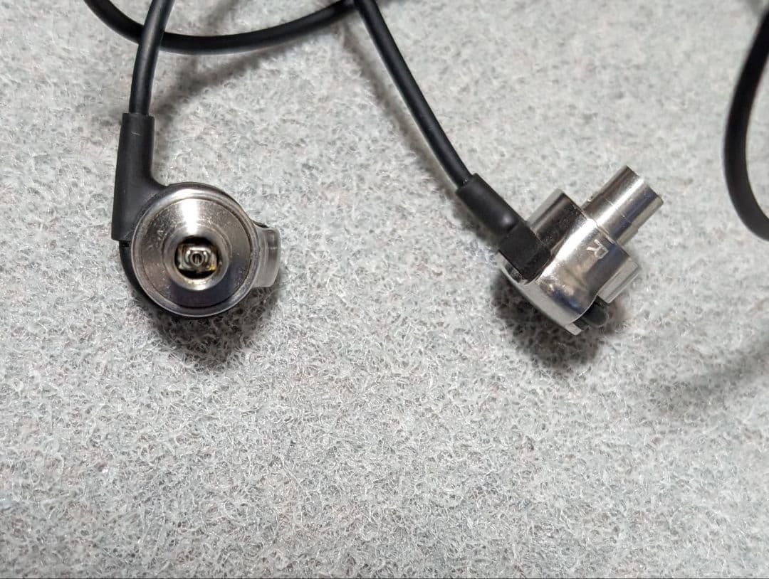 イヤホン AKG K3003