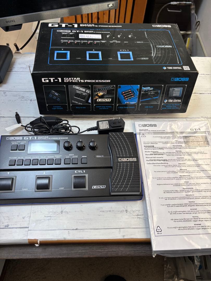 BOSS GT-1 (別売の純正ACアダプター付き)