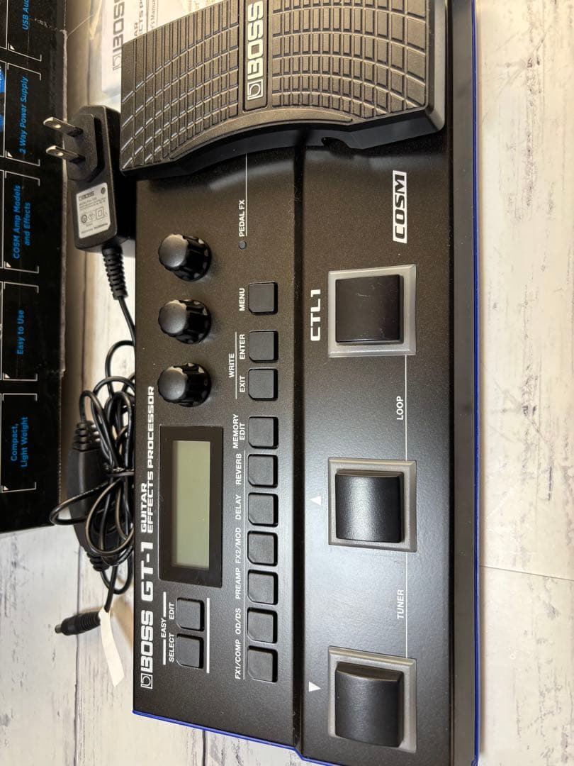 BOSS GT-1 (別売の純正ACアダプター付き)
