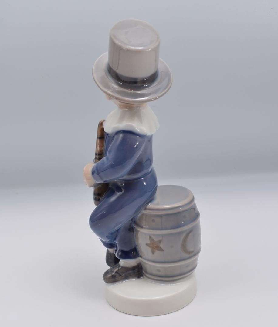 樽に座る少年　＃4524　★ロイヤルコペンハーゲン　デンマーク　ヴィンテージ