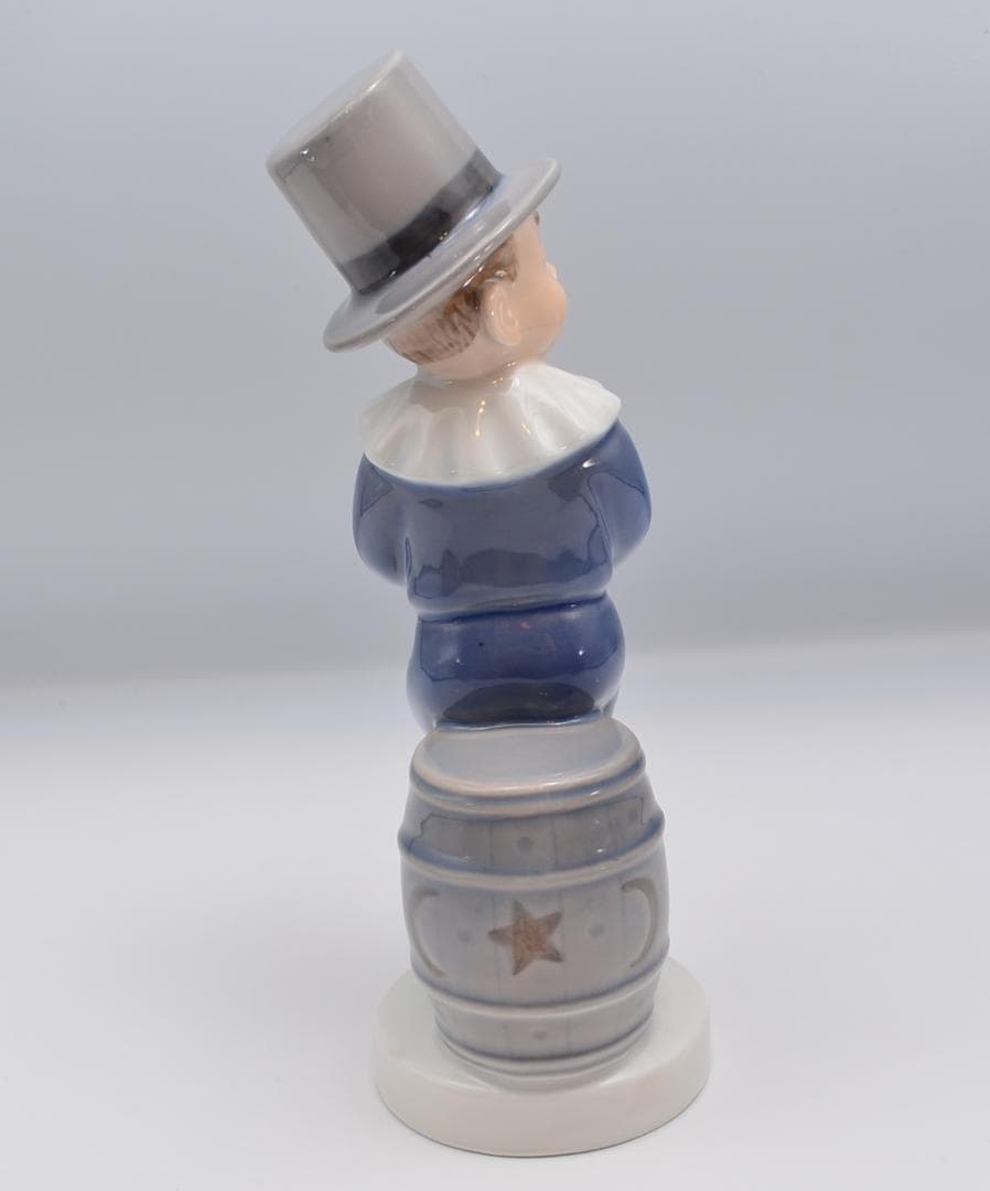 樽に座る少年　＃4524　★ロイヤルコペンハーゲン　デンマーク　ヴィンテージ