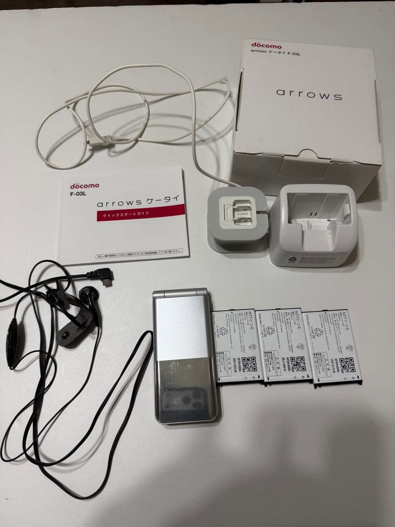 docomo arrows F-03Lシルバー4G折りたたみ式携帯電話本体中古品