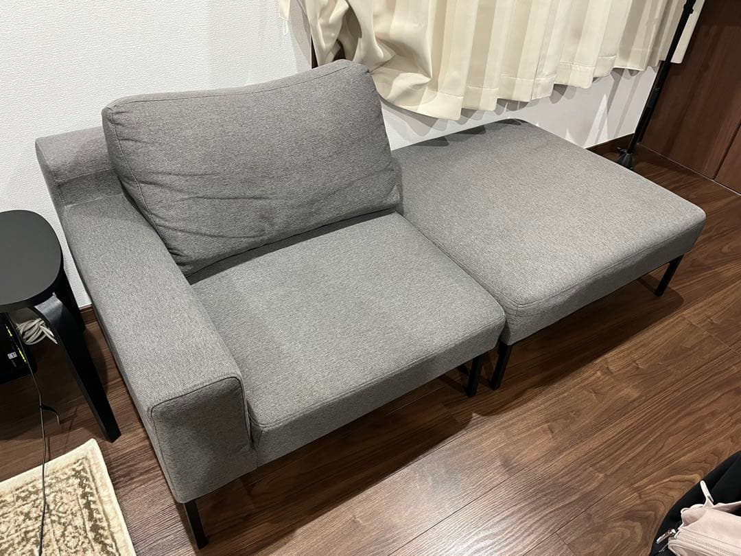 グレーのカウチソファ　ロウヤ　LOWYA