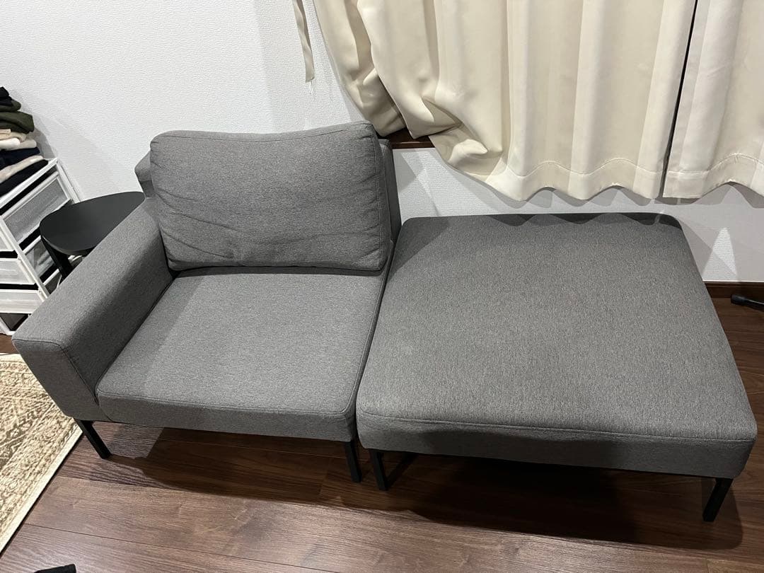 グレーのカウチソファ　ロウヤ　LOWYA