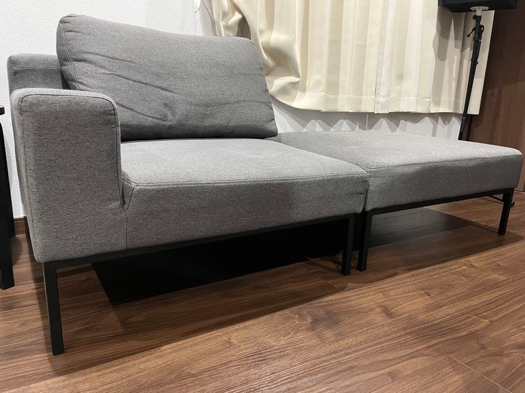 グレーのカウチソファ　ロウヤ　LOWYA