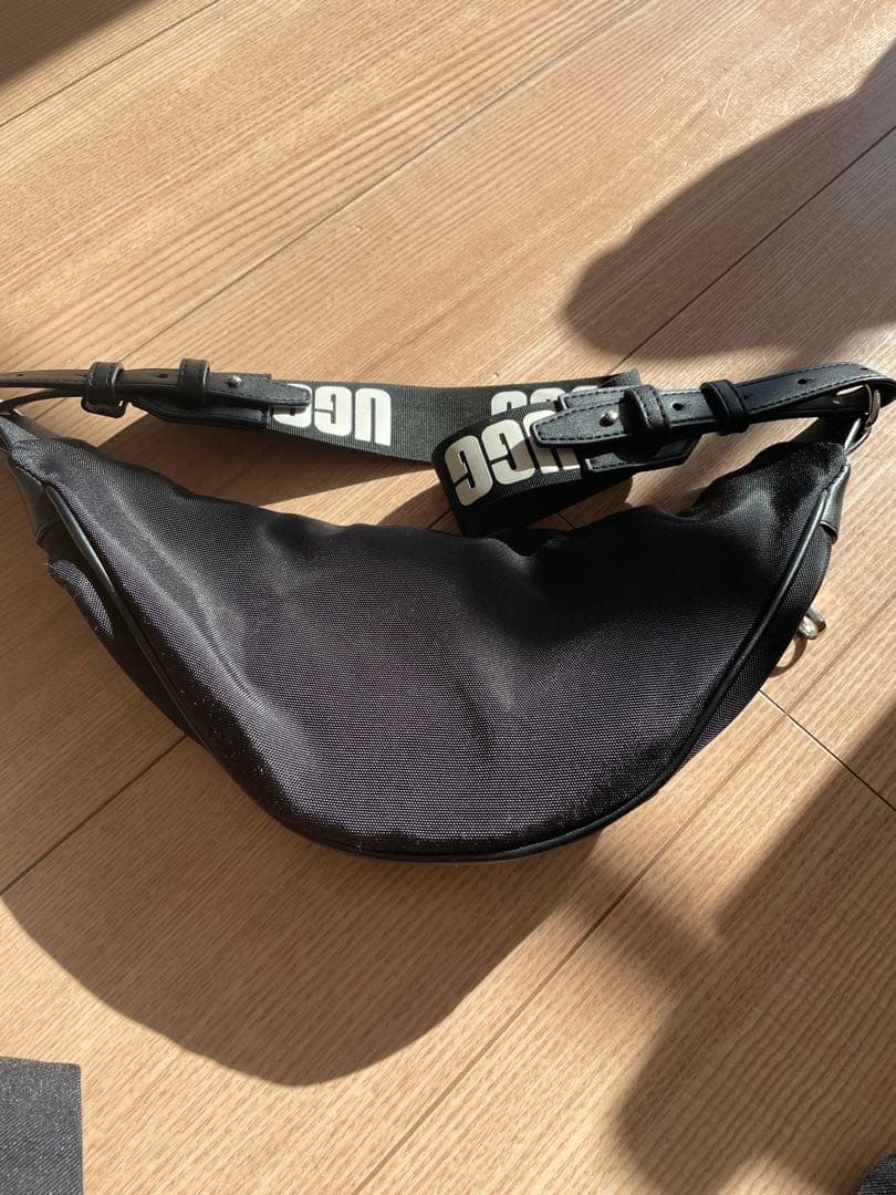 UGG ブラック ボディバッグ・ウエストポーチ