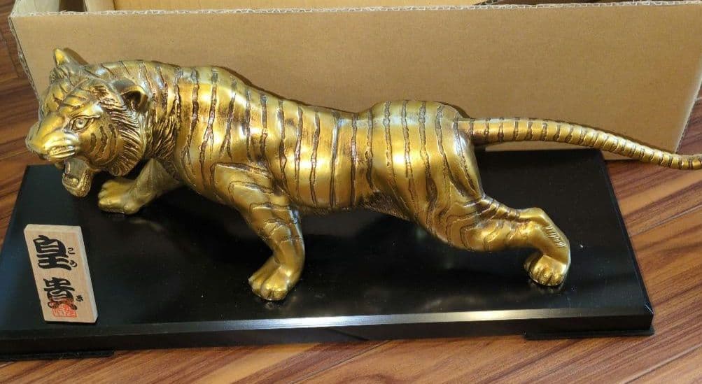 金属製　金色　虎　彫刻　皇貴 工芸品　置物