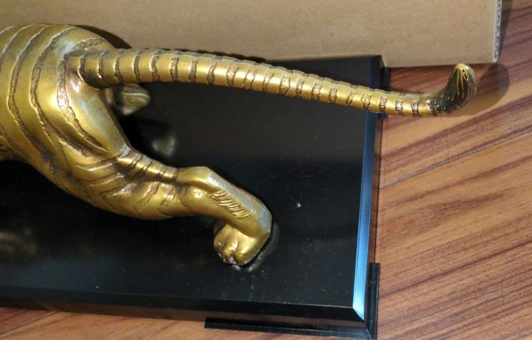 金属製　金色　虎　彫刻　皇貴 工芸品　置物