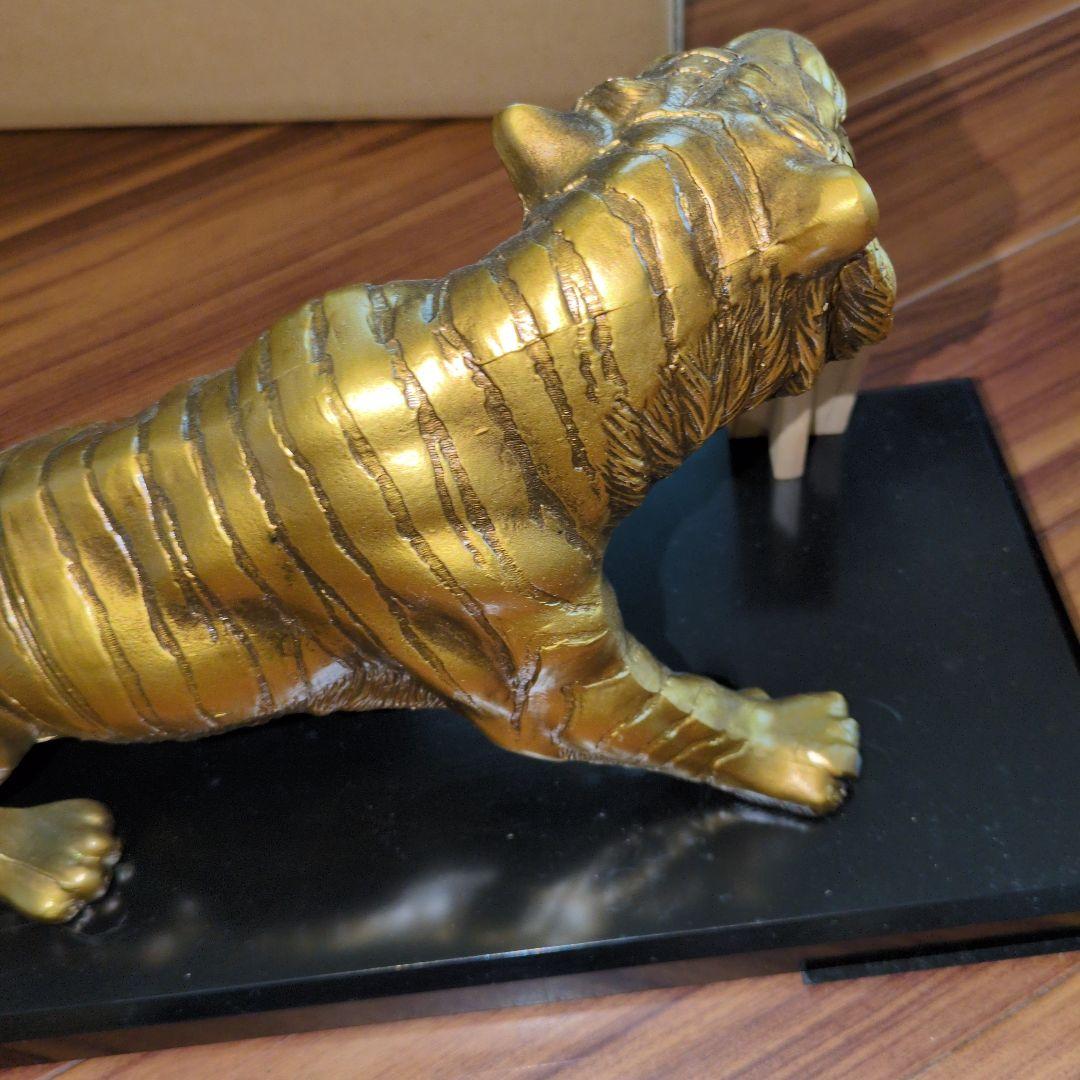 金属製　金色　虎　彫刻　皇貴 工芸品　置物