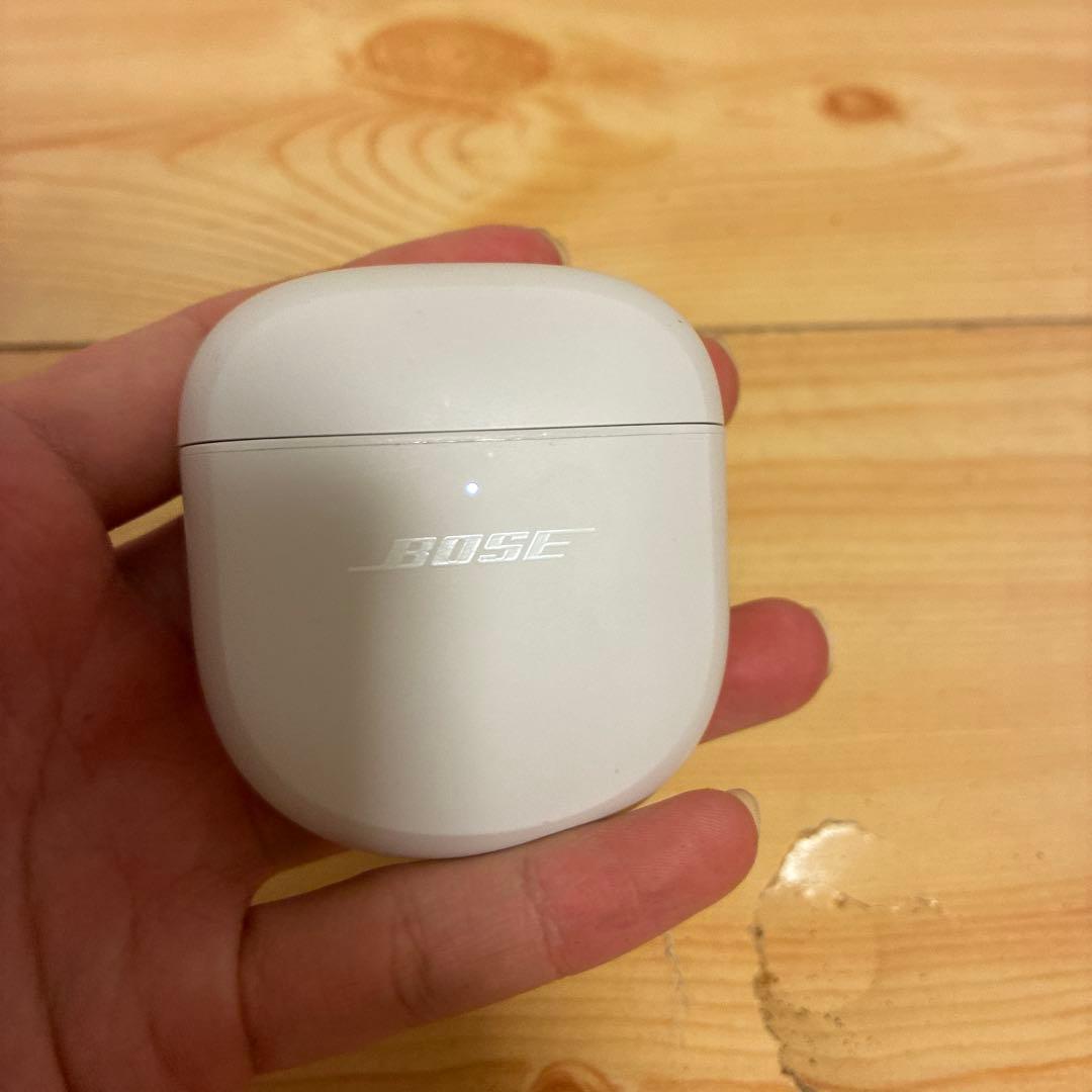ケースとイヤホン色違い　Bose QuietComfort Earbuds II