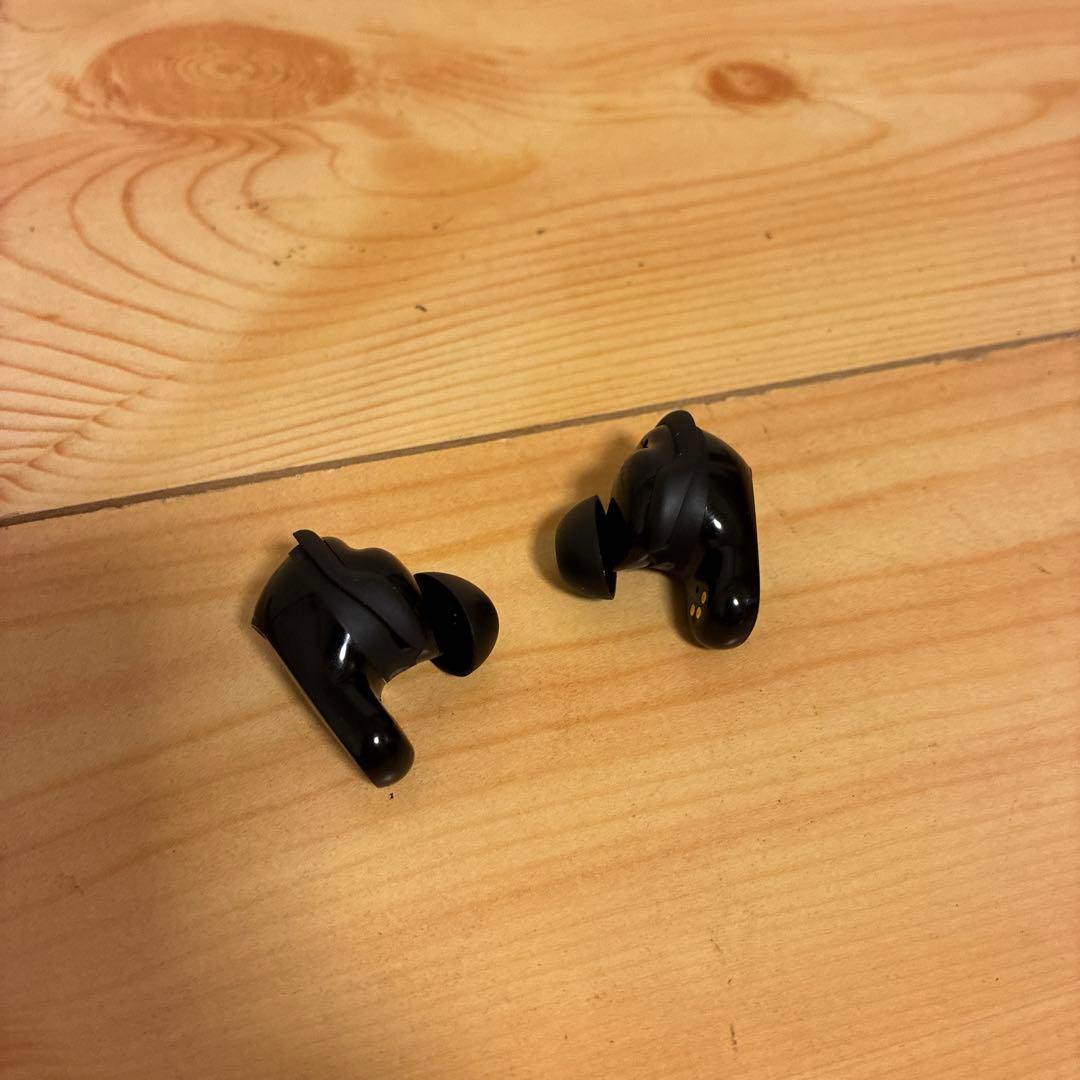 ケースとイヤホン色違い　Bose QuietComfort Earbuds II