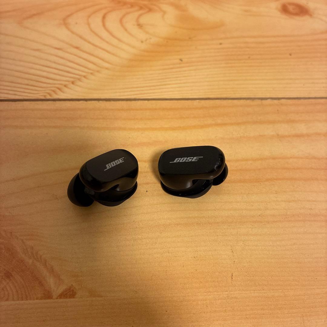ケースとイヤホン色違い　Bose QuietComfort Earbuds II