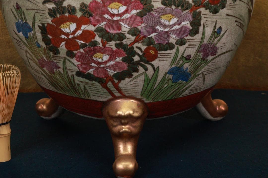 薩摩焼　勇仙作　色絵金彩花鳥図獅子耳　大香炉　高さ45cm BE941