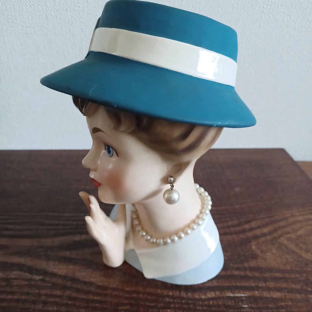 ビンテージ レディヘッドベース 陶器製の置物花瓶　ブルーの帽子としなやかな右手