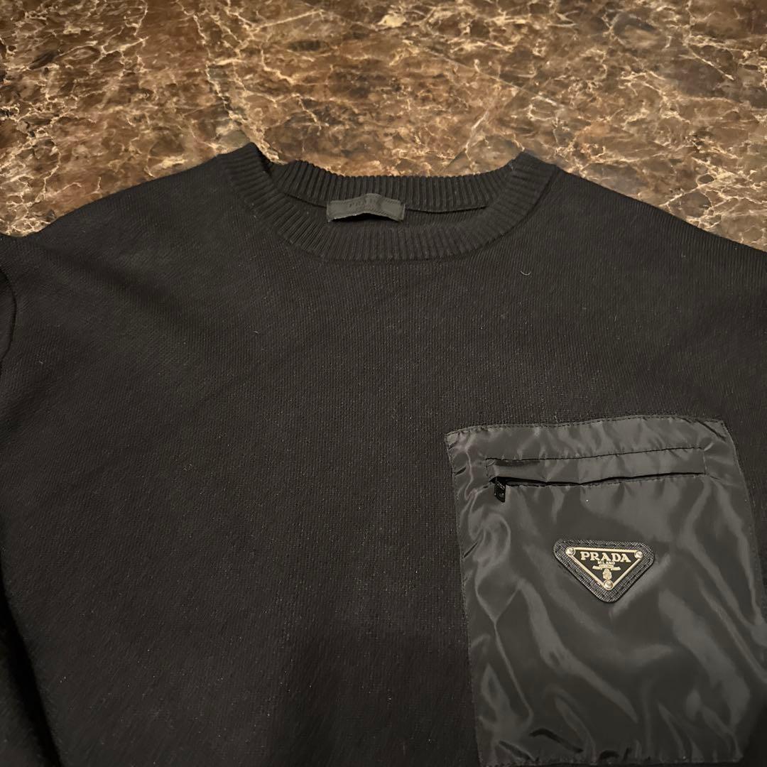 最終価格黒 ロゴ入りニットセーター ポケット付き