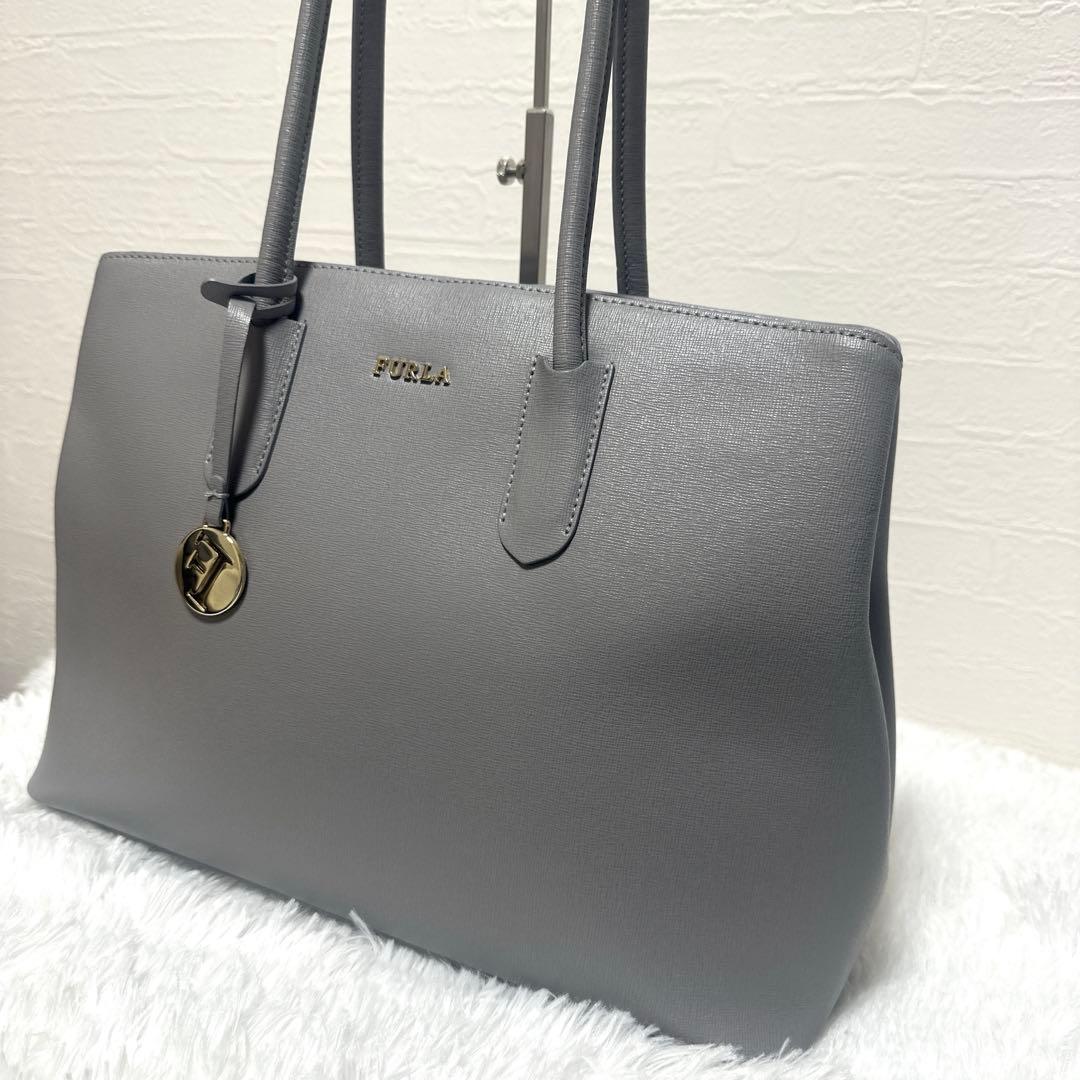 美品✨フルラ テッサ トートバッグ レザー グレー　底鋲 自立 A4 通勤 通学