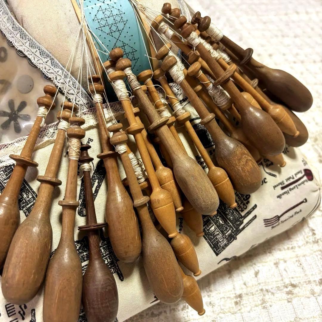 ボビンレース　ローラーピロー　クッサン　レース・木製ボビン付き　アンティーク