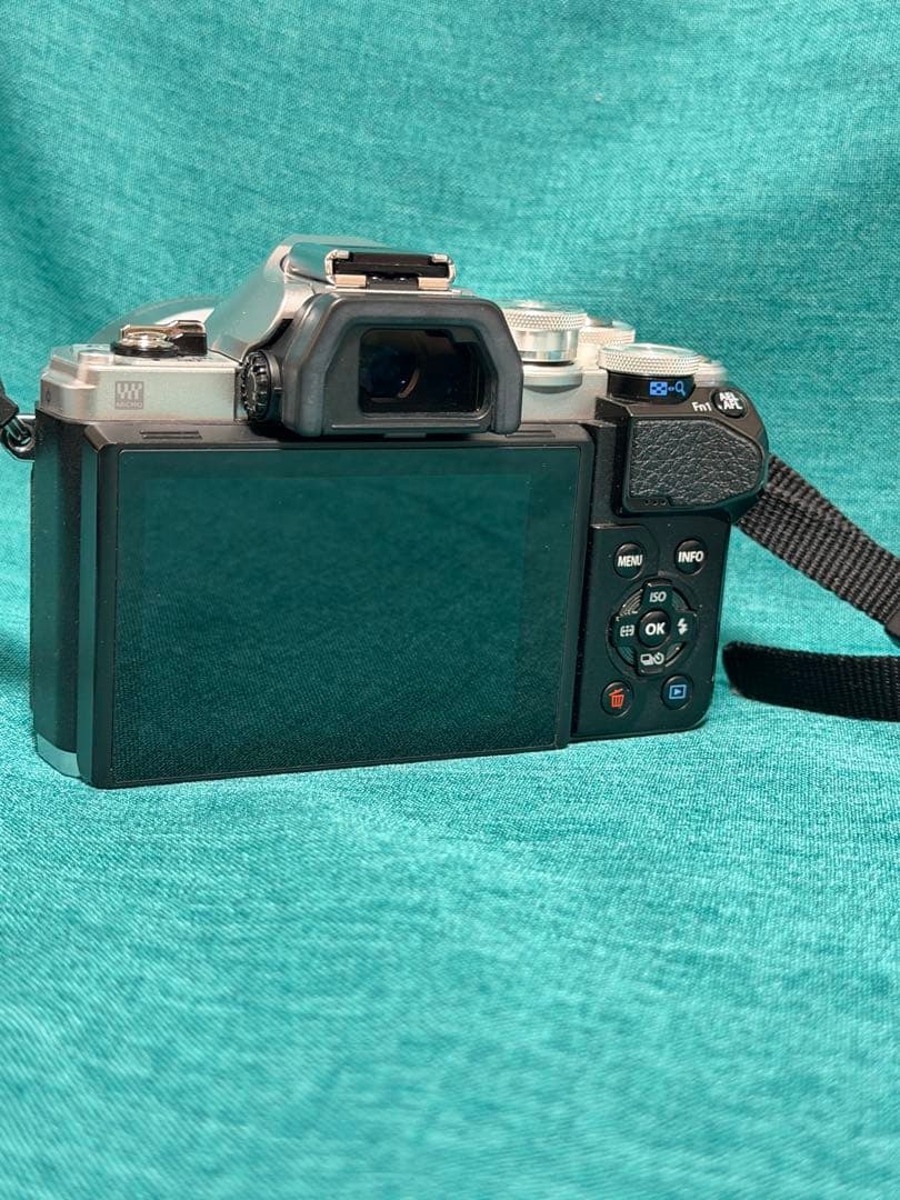 ミラーレスOM-D E-M10 MarkIII 単焦点レンズ25mm F1.8