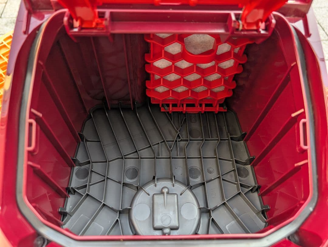 【歳末特価】Miele　ミーレ　掃除機　レッド　S4582