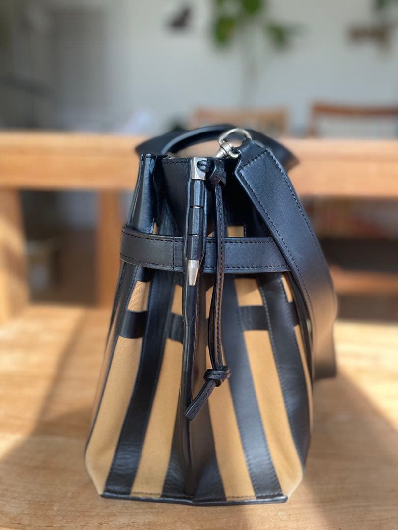 よる【ロエベ】GATE TOP HANDLE GRID BAG