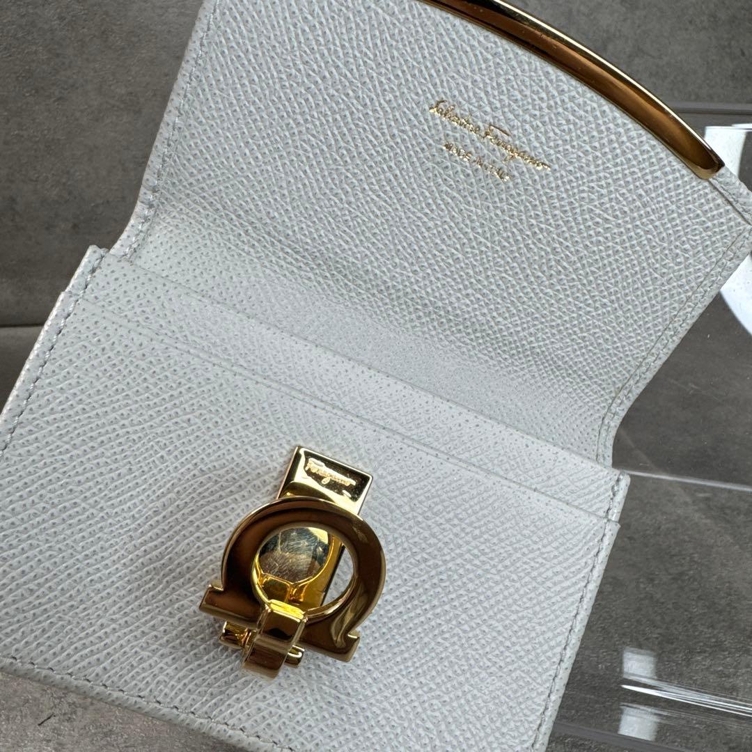 美品！サルヴァトーレフェラガモ カードケース ガンチーニ　レザー名刺ケース