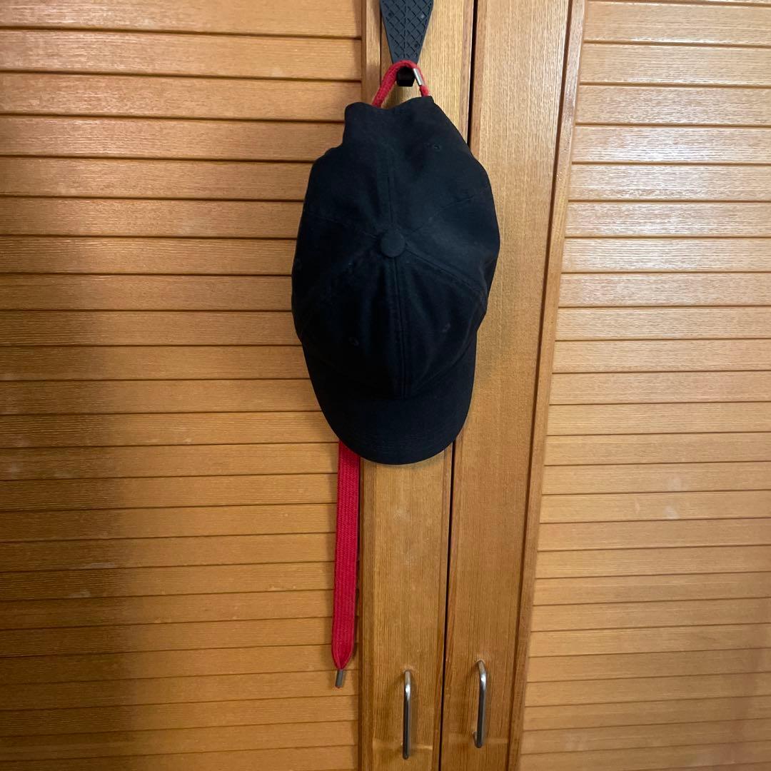 PEACEMINUSONE 黒キャップ 赤ストラップ