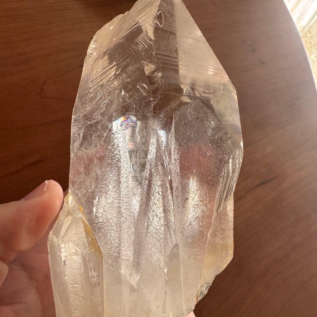 虹入りブラジル産水晶原石　台座付き　約800グラム