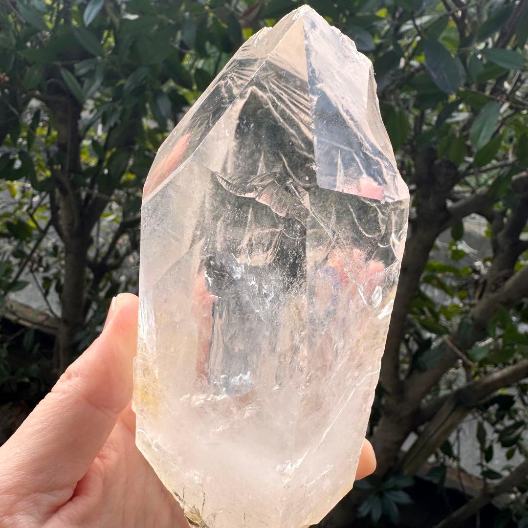 虹入りブラジル産水晶原石　台座付き　約800グラム