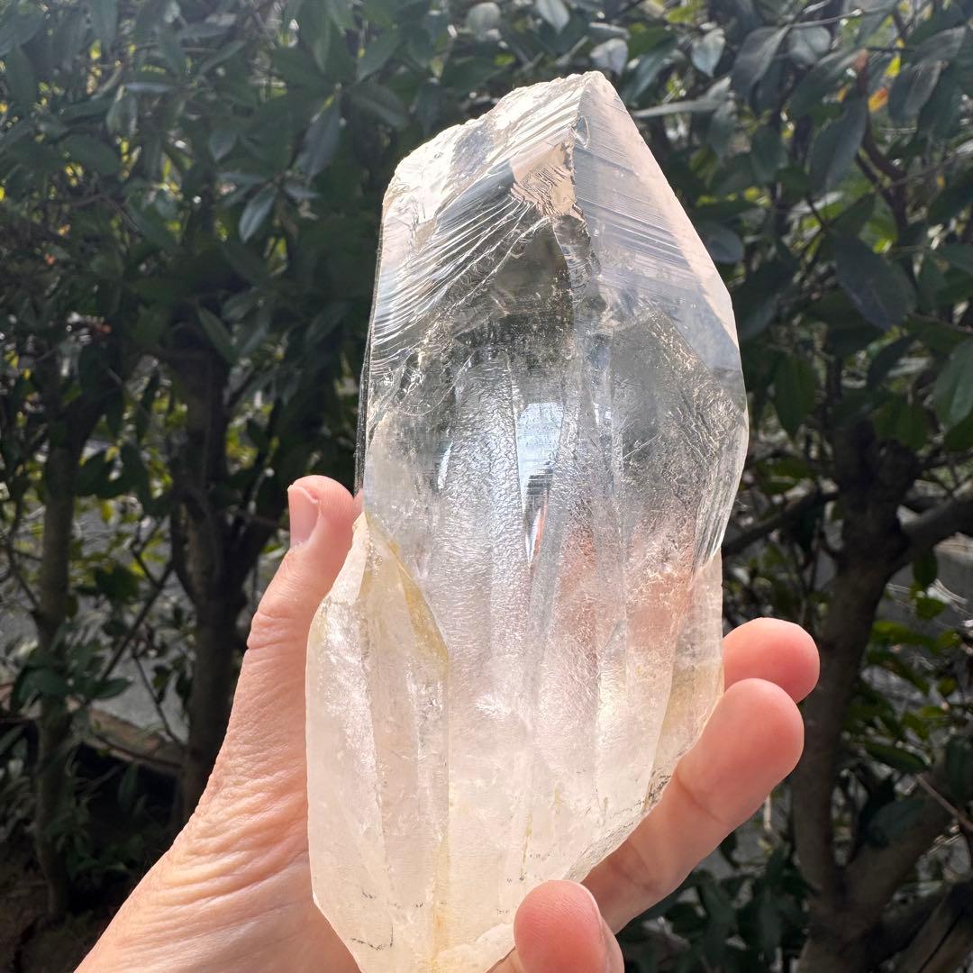 虹入りブラジル産水晶原石　台座付き　約800グラム