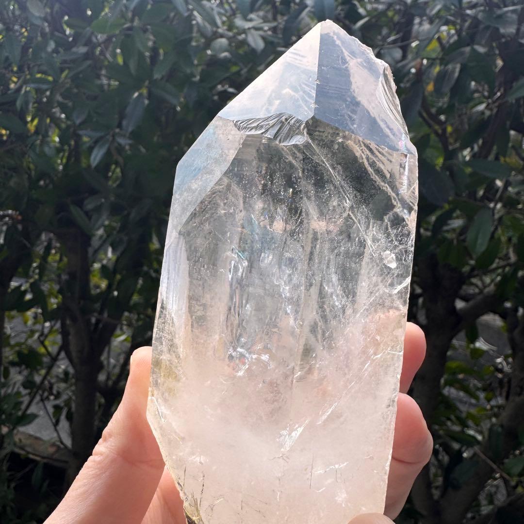 虹入りブラジル産水晶原石　台座付き　約800グラム