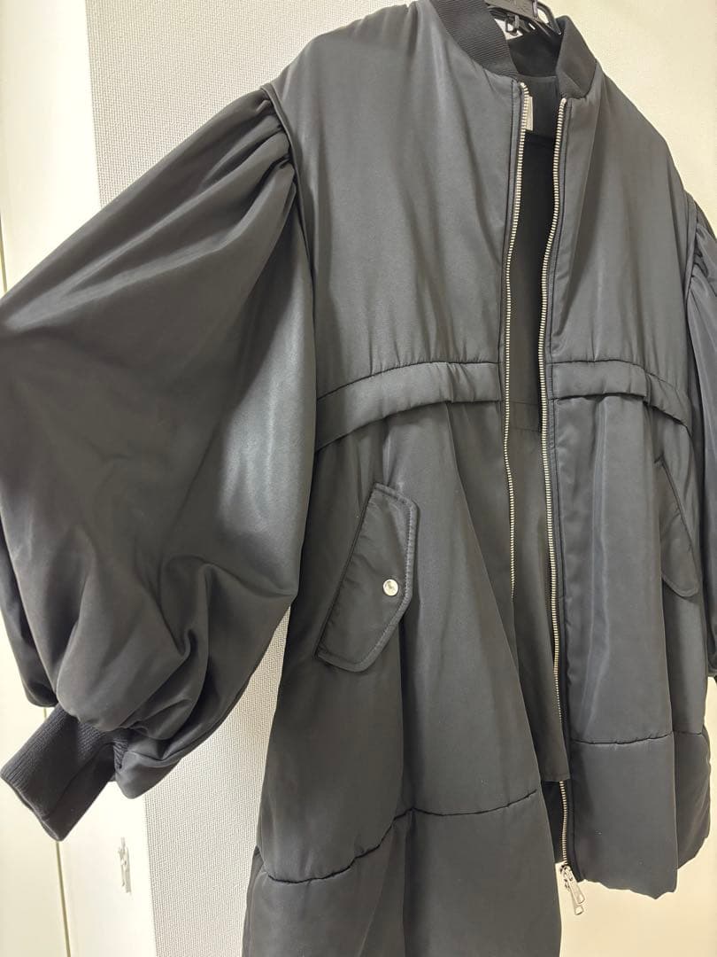 MACHATTトップサーモフォルムコート 中綿ブルゾン ブラック ボリューム袖