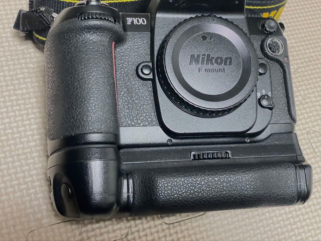 NIKON F１００ フィルムカメラ　バッテリーグリップ、ストラップ