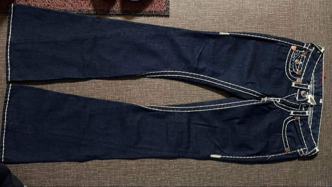 True Religionストレートフレア デニム 白ステッチ