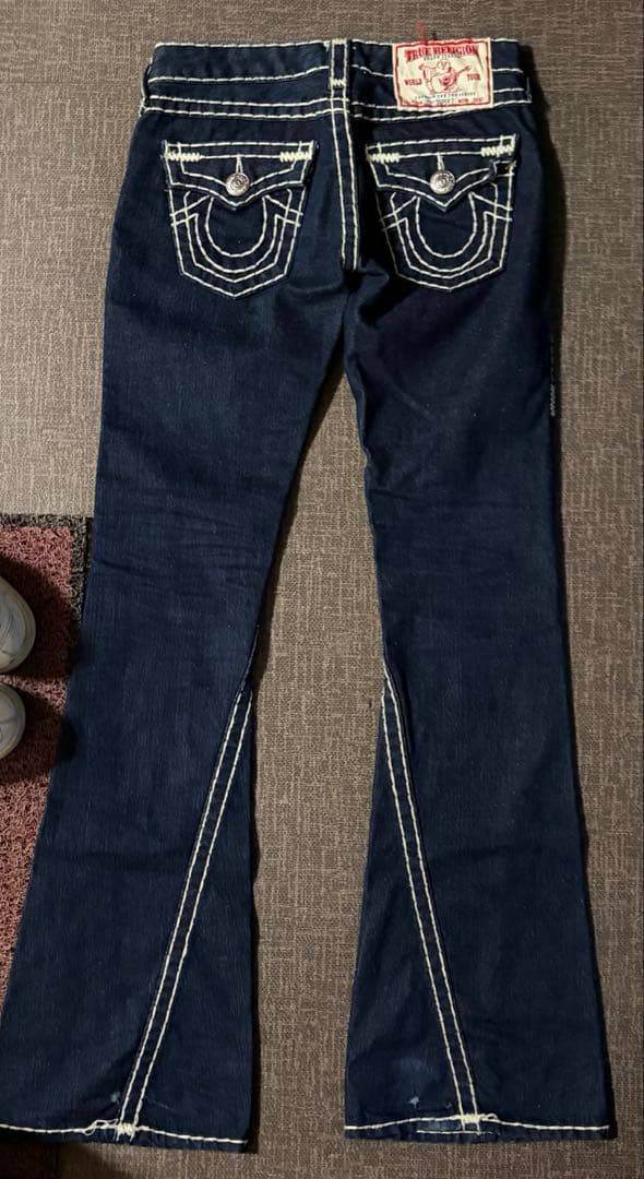 True Religionストレートフレア デニム 白ステッチ