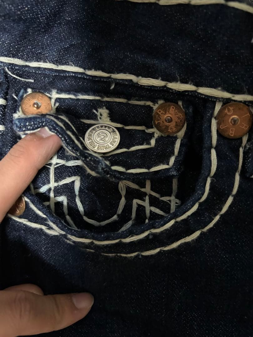 True Religionストレートフレア デニム 白ステッチ