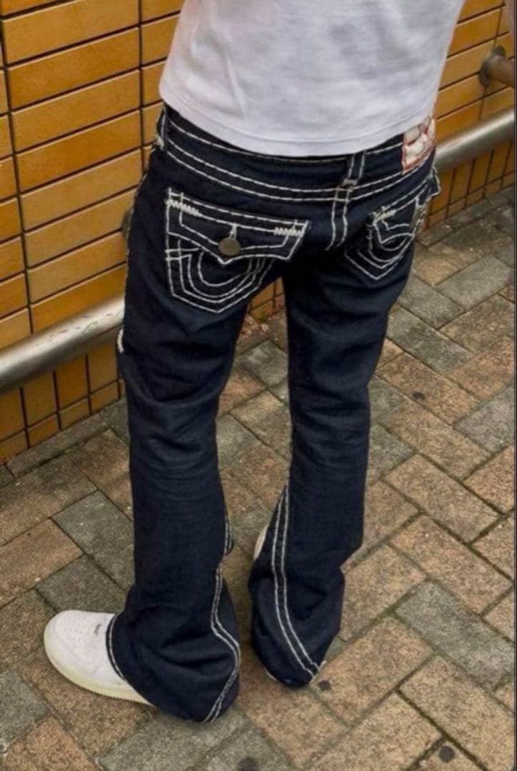 True Religionストレートフレア デニム 白ステッチ