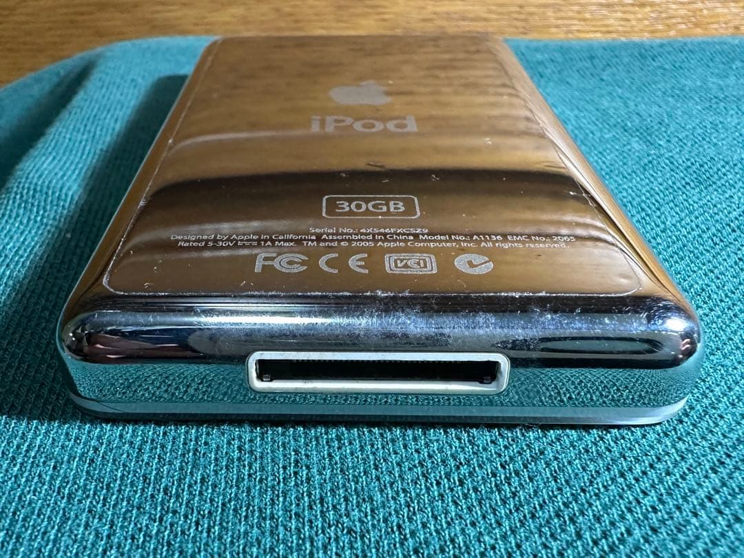 iPod 30GB 5世代 2箇所保護フィルム　新品バッテリー