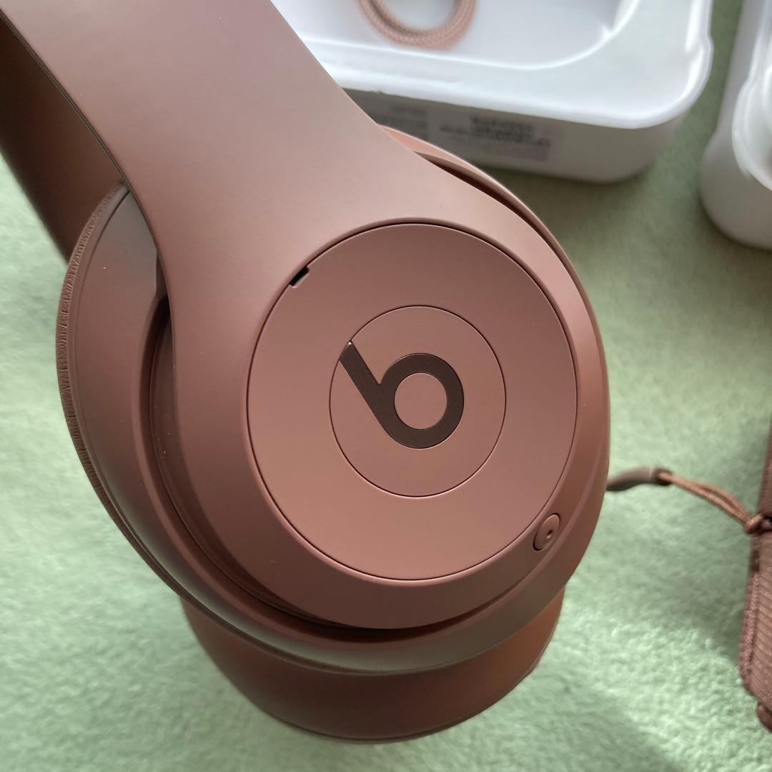 美品　Beats Studio Pro kim コラボ　アース（ブラウン）
