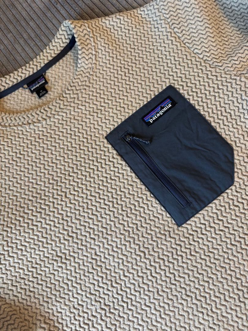 パタゴニア　メンズ・R1エア・クルー　Oar Tan Mサイズ